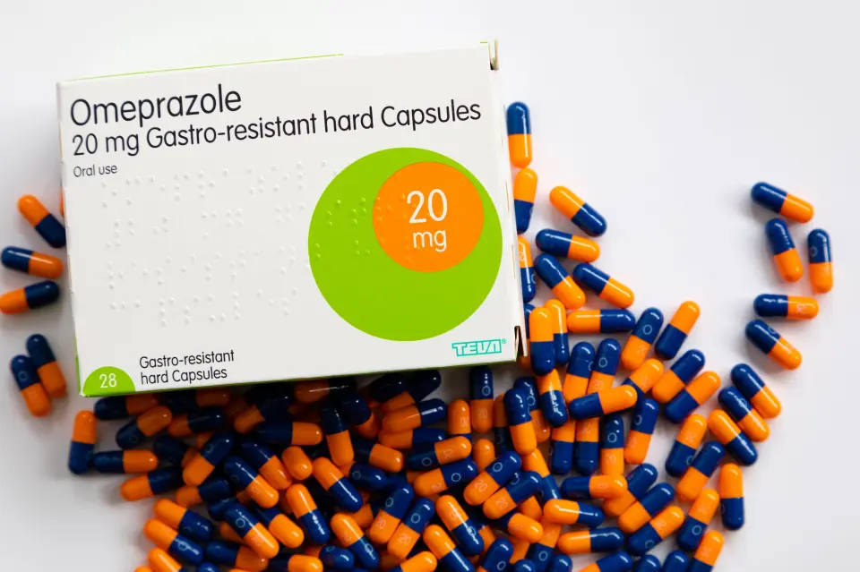a box of omeprazole 20 mg gastro-resistant hard capsules