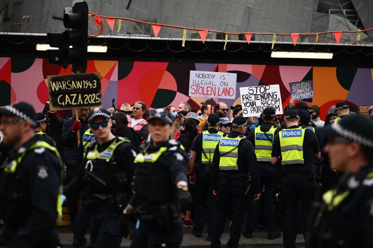 epa12338735 Victoria Police separate counter protesters as protesters gather outside Flinders Street Station during the March for Australia anti-immigration rally in Melbourne, Sunday, August 31, 2025. EPA/JOEL CARRETT AUSTRALIA AND NEW ZEALAND OUT