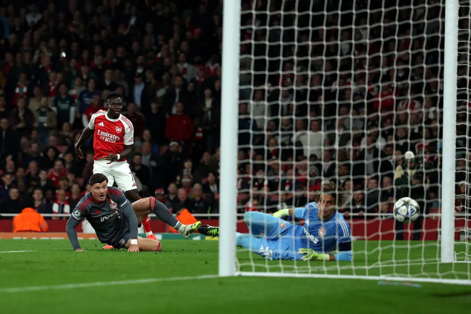 Arsenal's Bukayo Saka scores a goal against Olympiacos.