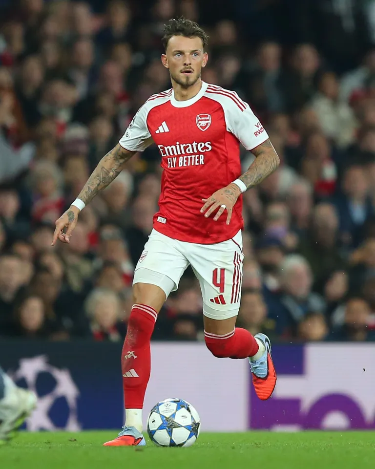 Ben White (4 Arsenal) with the ball during the UEFA Champions League game between Arsenal and Olympiacos.