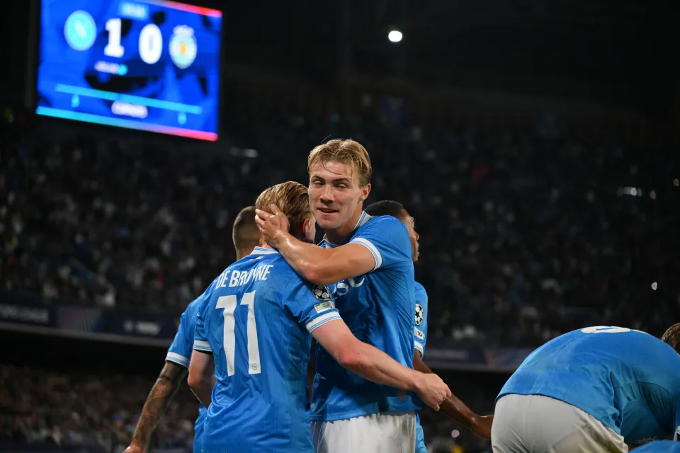 Rasmus Højlund of SSC Napoli celebrates his goal with teammates.