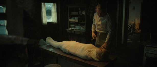 Monster: The Ed Gein Story. (L to R) Addison Rae as Evelyn, Charlie Hunnam as Ed Gein 