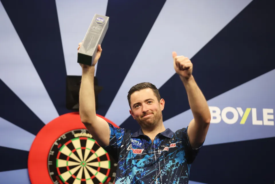 Luke Humphries holds up the runner-up trophy for the Boyle Sports World Grand Prix and gives a thumbs-up.