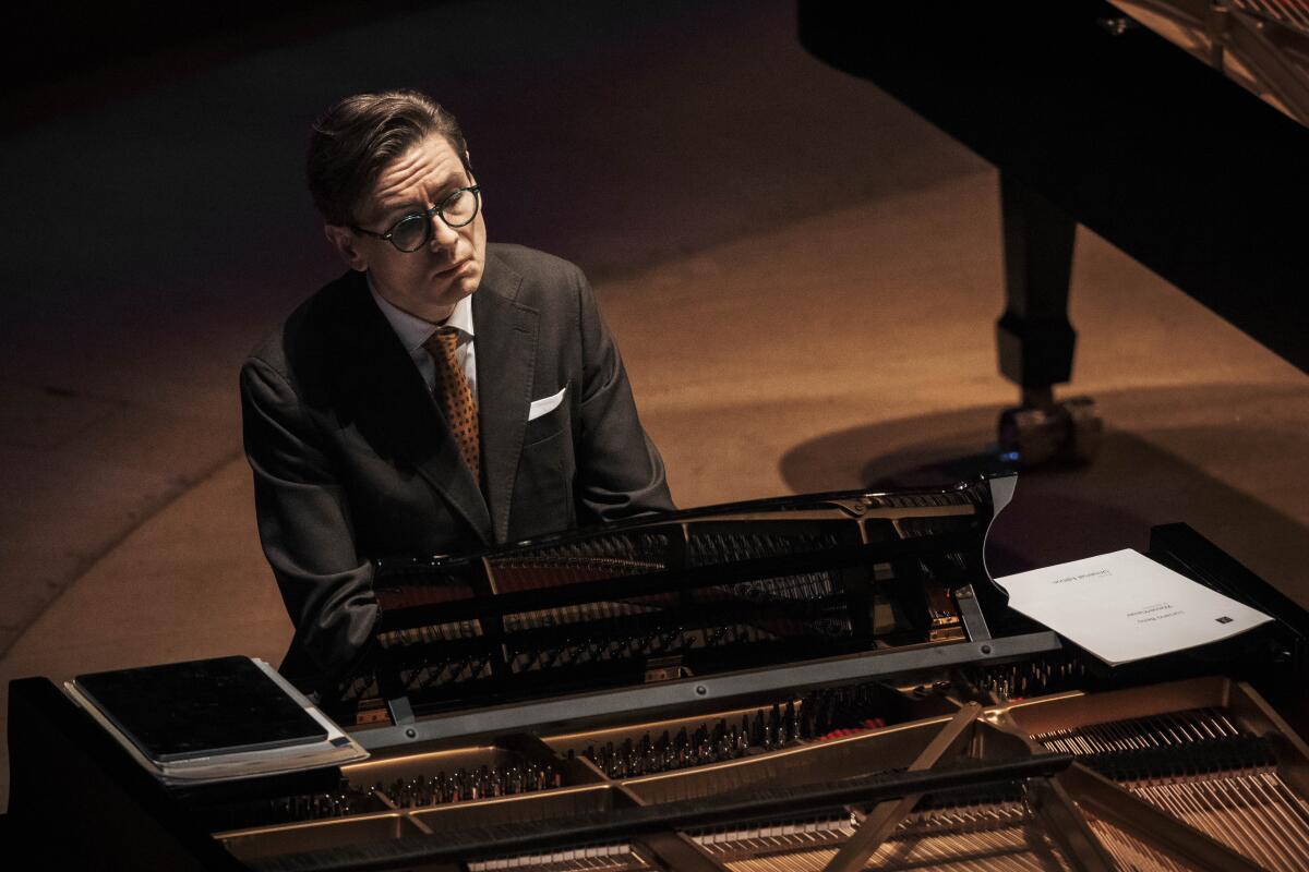 Vikingur Olafsson will perform with conductor Santtu-Matias and Philharmonia.