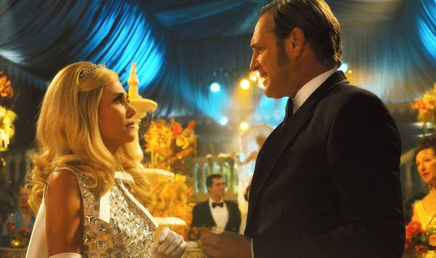 Kristen Wiig and Josh Lucas