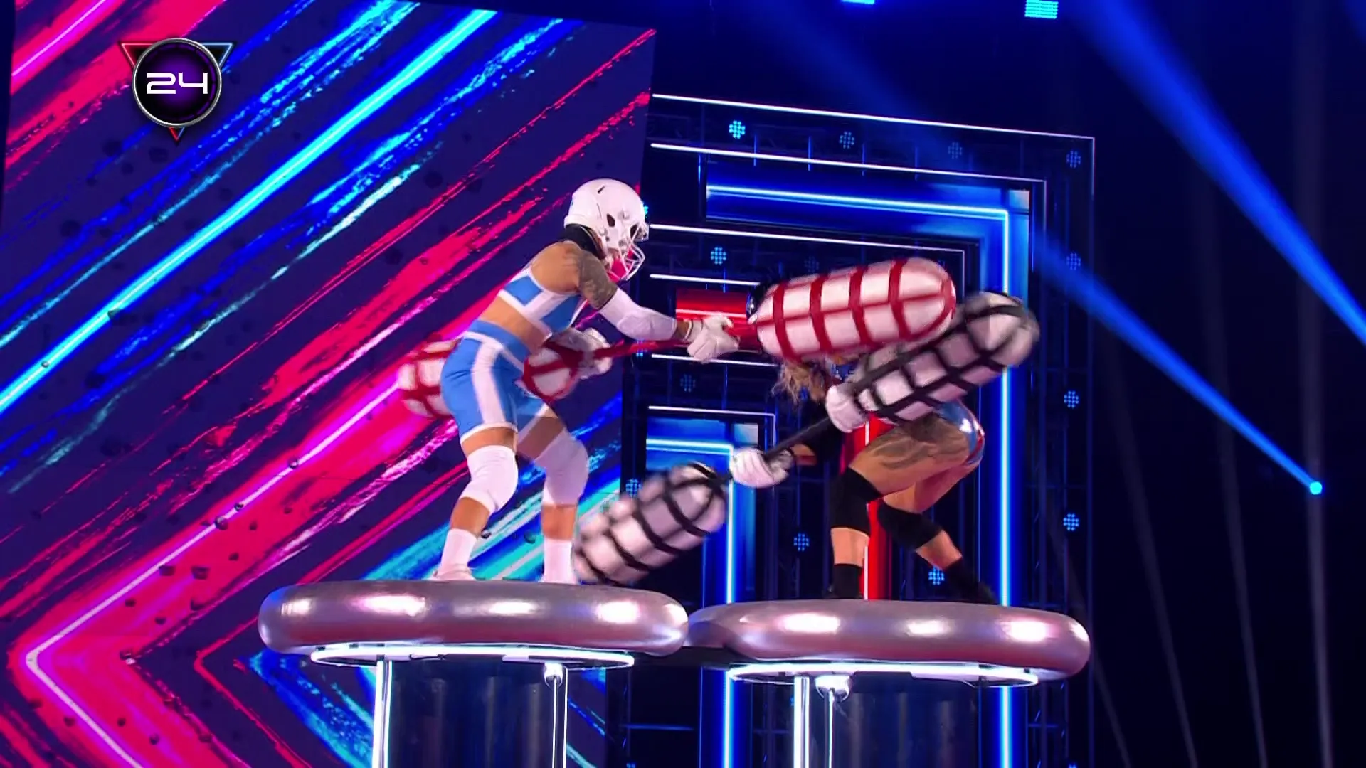 Amanda Wah dualing against Sabre during the Gladiators Final.