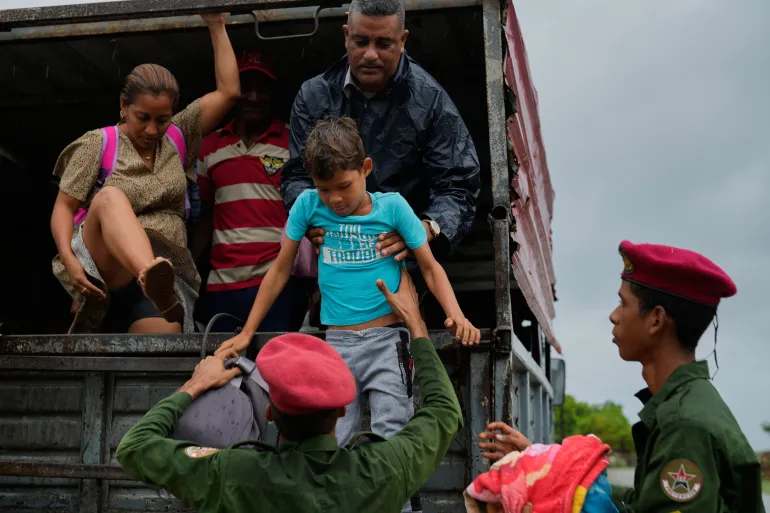 People evacuate before the arrival of Hurricane Melissa in Canizo, a community in Santiago de Cuba, Monday, Oct. 28, 2025. (AP Photo/Ramón Espinosa)