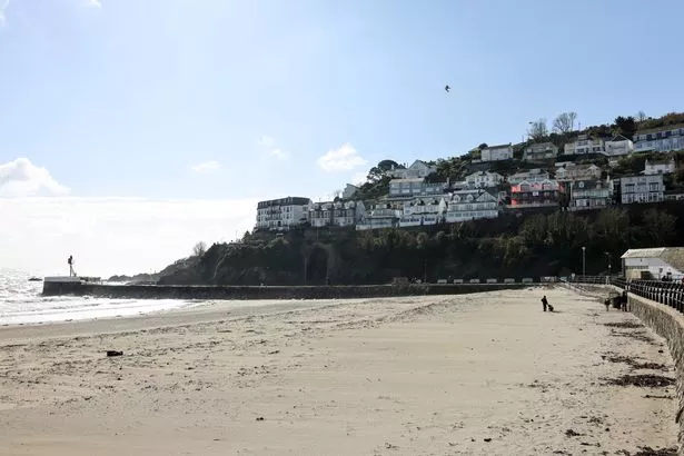 East Looe beach and the Banjo Pier. 